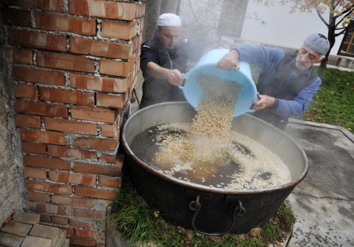 Bosna'da kocaman kazanlarda aşure pişti